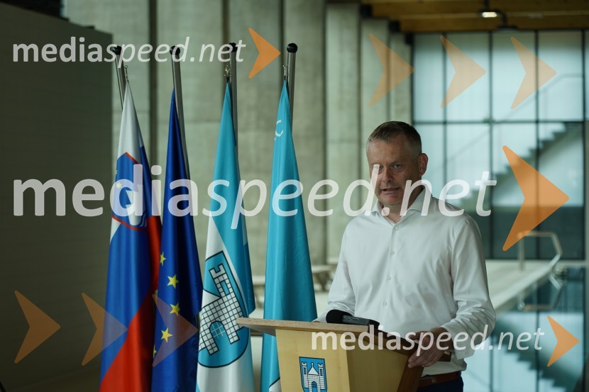 Tilen Klugler, župan, mestna Občina Slovenj GradecOtvoritev in ogled bazenskega kompleksa Aqualatio, Slovenj Gradec