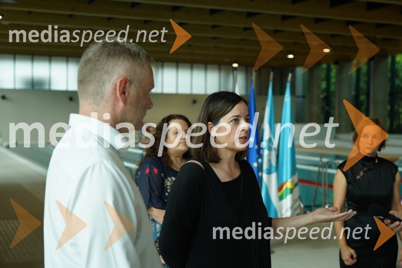  Tilen Klugler, župan, mestna Občina Slovenj Gradec;  Dunja Koren, direktorica Mpik d.o.o;  Marija Mojca Ževart, svetovalka za odnose z javnostmiOtvoritev in ogled bazenskega kompleksa Aqualatio, Slovenj Gradec