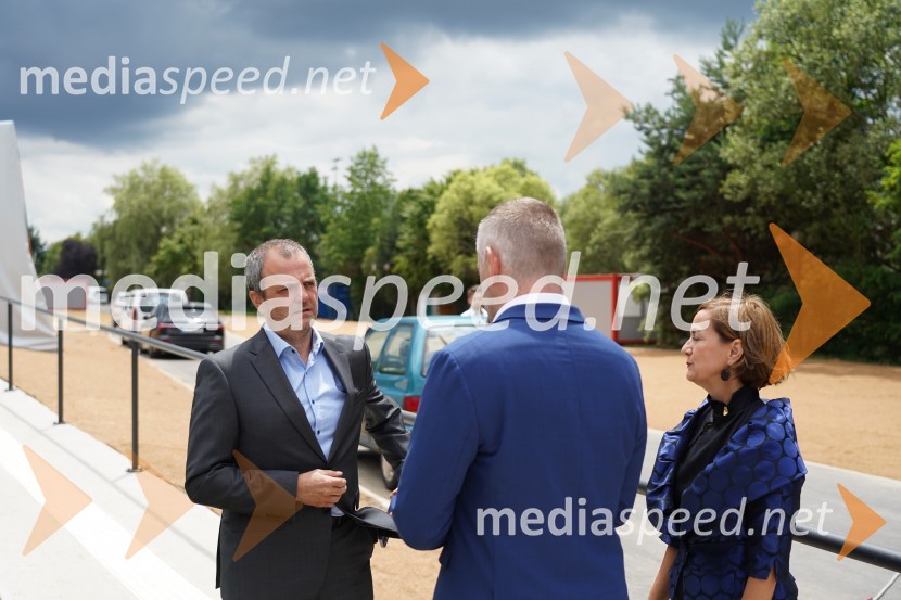  Uroš Brežan, minister za okolje in prostor;  Tilen Klugler, župan, mestna Občina Slovenj Gradec;  Marija Mojca Ževart, svetovalka za odnose z javnostmiOtvoritev in ogled bazenskega kompleksa Aqualatio, Slovenj Gradec