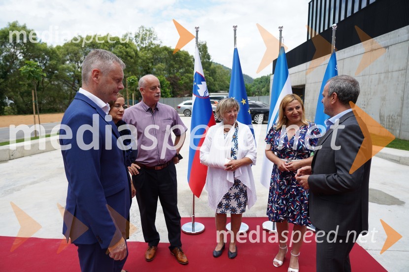  Tilen Klugler, župan, mestna Občina Slovenj Gradec;  Marija Mojca Ževart, svetovalka za odnose z javnostmi; dr. Peter Pungartnik, podžupan MOGS;  Martina Šisernik, podžupanja MOSG;  Darja Vrčkovnik,  direktorica občinske uprave MOSG;  Uroš Brežan, minister za okolje in prostorOtvoritev in ogled bazenskega kompleksa Aqualatio, Slovenj Gradec