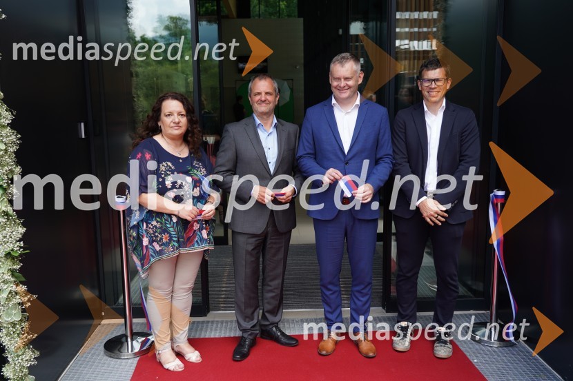  Marija Lah, direktorica Spotur;  Uroš Brežan, minister za okolje in prostor;  Tilen Klugler, župan, mestna Občina Slovenj Gradec;  Marko Trampuš, direktor podjetja Kolektor ConstructionOtvoritev in ogled bazenskega kompleksa Aqualatio, Slovenj Gradec