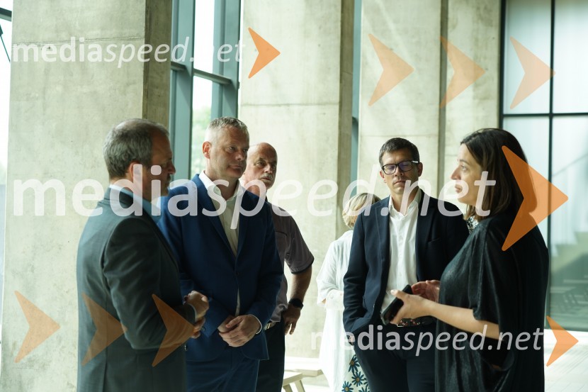  Uroš Brežan, minister za okolje in prostor;  Tilen Klugler, župan, mestna Občina Slovenj Gradec;  Marko Trampuž, direktor podjetja Kolektor Construction;  Dunja Koren, direktorica Mpik d.o.oOtvoritev in ogled bazenskega kompleksa Aqualatio, Slovenj Gradec