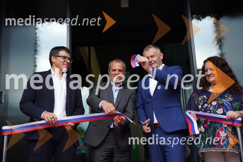  Marko Trampuš, direktor podjetja Kolektor Construction;  Uroš Brežan, minister za okolje in prostor;  Tilen Klugler, župan, mestna Občina Slovenj Gradec;  Marija Lah, direktorica SpoturOtvoritev in ogled bazenskega kompleksa Aqualatio, Slovenj Gradec