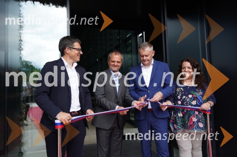  Marko Trampuš, direktor podjetja Kolektor Construction;  Uroš Brežan, minister za okolje in prostor;  Tilen Klugler, župan, mestna Občina Slovenj Gradec;  Marija Lah, direktorica SpoturOtvoritev in ogled bazenskega kompleksa Aqualatio, Slovenj Gradec