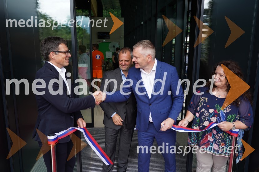  Marko Trampuš, direktor podjetja Kolektor Construction;  Uroš Brežan, minister za okolje in prostor;  Tilen Klugler, župan, mestna Občina Slovenj Gradec;  Marija Lah, direktorica SpoturOtvoritev in ogled bazenskega kompleksa Aqualatio, Slovenj Gradec