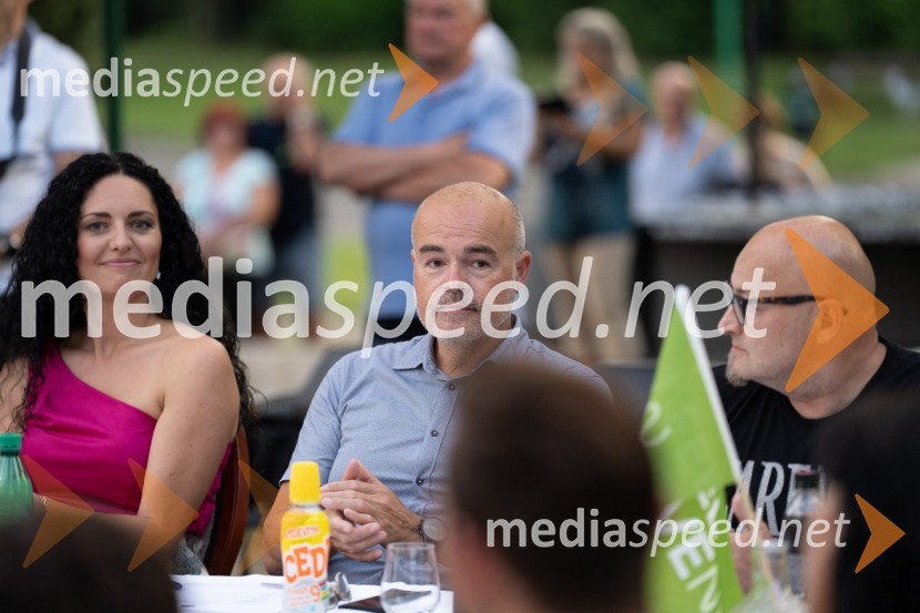  Tadeja Ternar, Miss Slovenije 2007, lastnica agencije Glammodels;  Goran Blagajac, direktor CASINO”AS Radenci;  Neand Muždeka, režiserMiss turizma 2022 je Inja Lebar