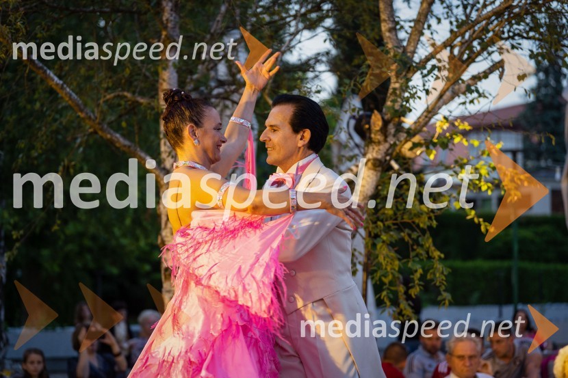  Daša Kerin;  Sash KrasnovMiss turizma 2022 je Inja Lebar