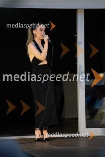  Samantha Maya Šolaja, pevkaMiss turizma 2022 je Inja Lebar