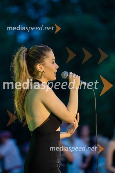  Samantha Maya Šolaja, pevkaMiss turizma 2022 je Inja Lebar