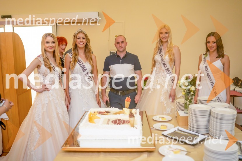  Nina Kokot;  Inja Lebar, miss turizma 2022;  ... ;  Anita Švajger, 2. spremljevalka miss turizma 2022;  Katarina Sever, miss Radia Zeleni valMiss turizma 2022 je Inja Lebar
