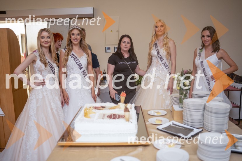  Nina Kokot;  Inja Lebar, miss turizma 2022;  ... ;  Anita Švajger, 2. spremljevalka miss turizma 2022;  Katarina Sever, miss Radia Zeleni valMiss turizma 2022 je Inja Lebar