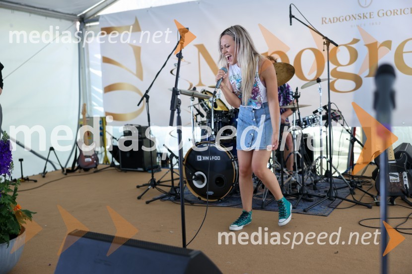  Aleksandra Josić, pevka skupine King FooDan odprtih kleti 2022 v Radgonskih goricah