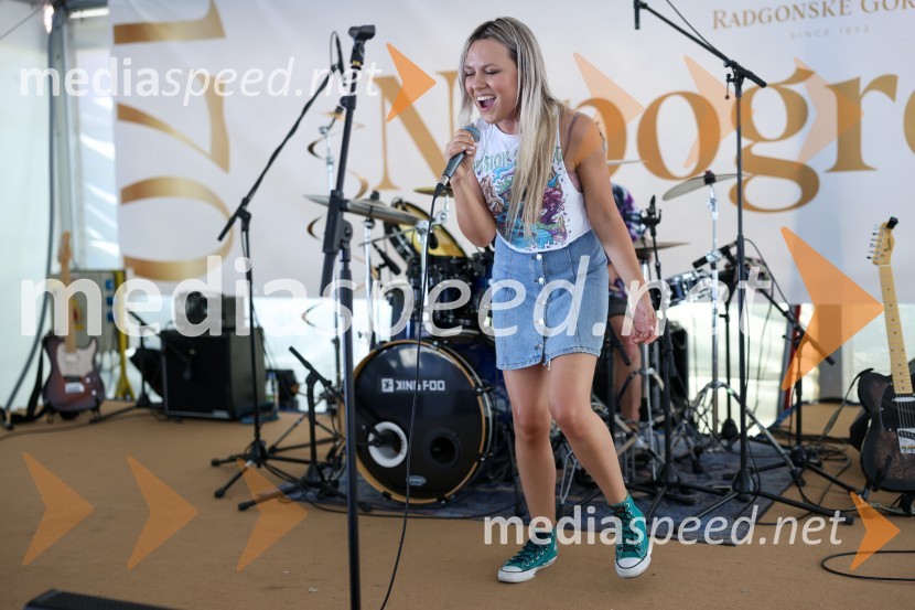  Aleksandra Josić, pevka skupine King FooDan odprtih kleti 2022 v Radgonskih goricah