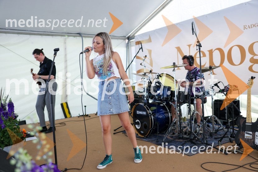  Aleksandra Josić, pevka skupine King FooDan odprtih kleti 2022 v Radgonskih goricah