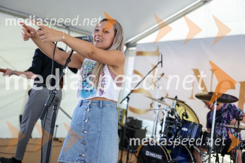  Aleksandra Josić, pevka skupine King FooDan odprtih kleti 2022 v Radgonskih goricah