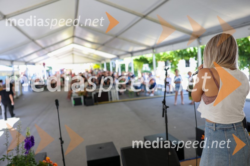  Aleksandra Josić, pevka skupine King FooDan odprtih kleti 2022 v Radgonskih goricah