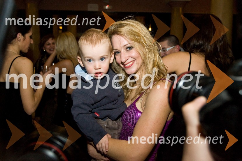 Irena Trobec, ustanoviteljica plesno-navijaške skupine Zmajčice s sinom MarkomZmajčice, plesni spektakel