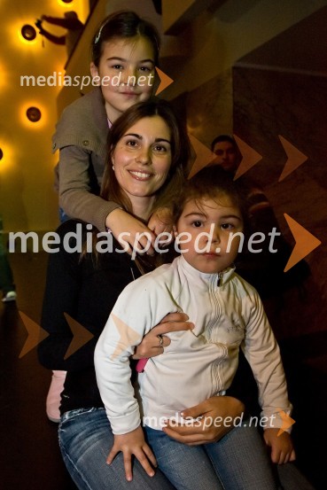 Vesna Milič, žena Marka Miliča, košarkarja in Tara-Katarina (zgoraj) in Ela-Nala (v naročju), hčerkiZmajčice, plesni spektakel