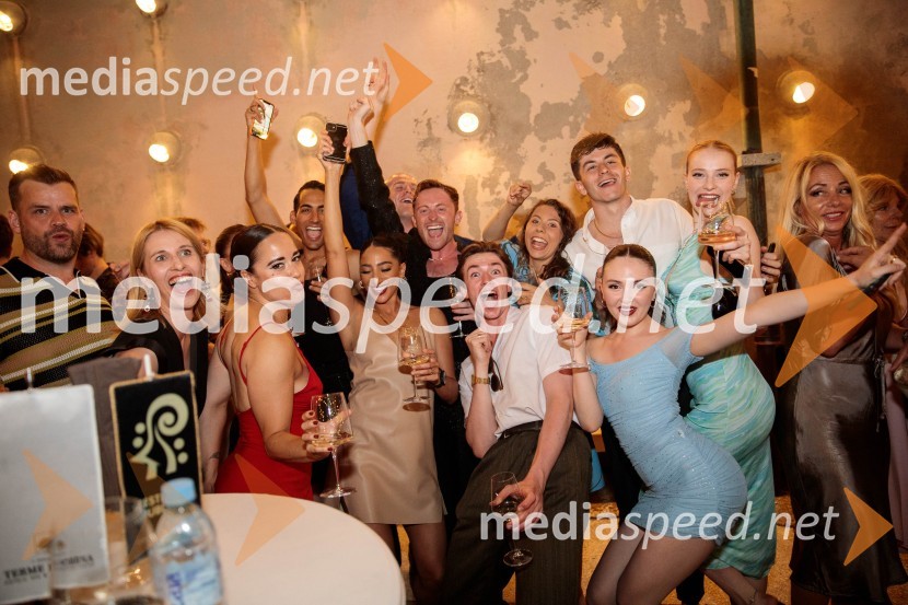  Paul Kemble, igralec;  ... ;  Philippa Stefani, igralka;  Serina Mathews, igralka;  Christopher Parkinson, igralec;  ... ;  Annie Southall, igralka;  Tobias Turley, igralec;  Lulu-Mae Pears, igralka;  Maddy Ambus, igralkaWest Side Story, muzikal, Festival Ljubljana 2022