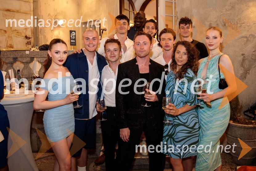  Lulu-Mae Pears, igralka;  Travis Ross, igralec;  Joseph Peacock, pevec;  Christopher Parkinson, igralec;  ... ;  Annie Southall, igralka;  Maddy Ambus, igralka;  Tobias Turley, igralec;  ... ;  Adam Filipe, igralec;  ... West Side Story, muzikal, Festival Ljubljana 2022