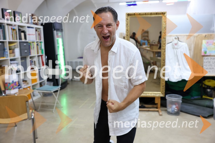  John Denhof, predsednik uprave NKBMAutsajderji, dobrodelni stand up roast