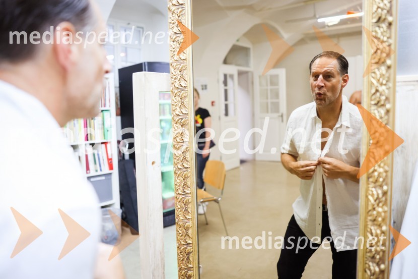  John Denhof, predsednik uprave NKBMAutsajderji, dobrodelni stand up roast