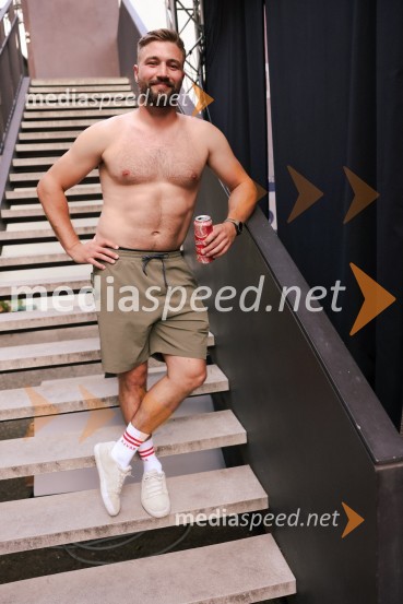  Filip Flisar, nekdanji smučar prostega slogaAutsajderji, dobrodelni stand up roast