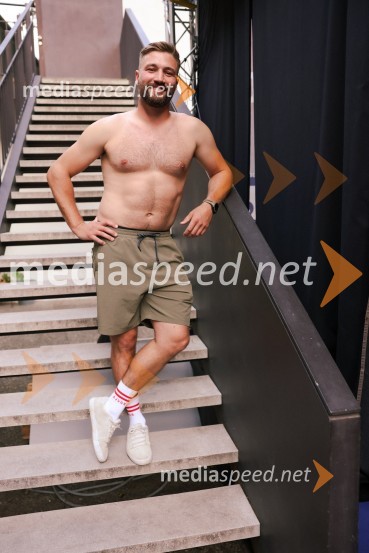  Filip Flisar, nekdanji smučar prostega slogaAutsajderji, dobrodelni stand up roast