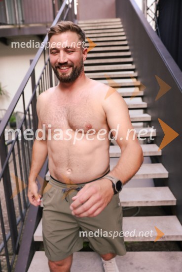  Filip Flisar, nekdanji smučar prostega slogaAutsajderji, dobrodelni stand up roast