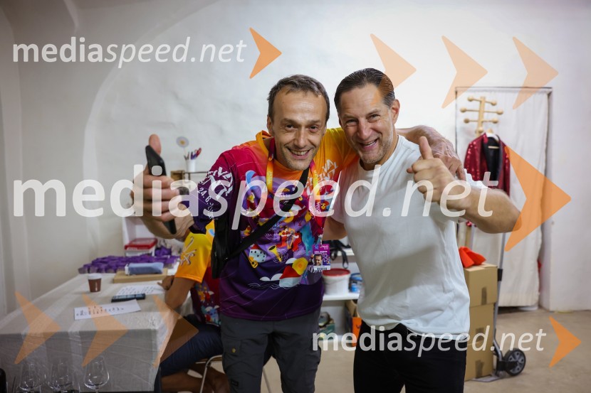  Slavko Škvorc, producent;  John Denhof, predsednik uprave NKBMAutsajderji, dobrodelni stand up roast