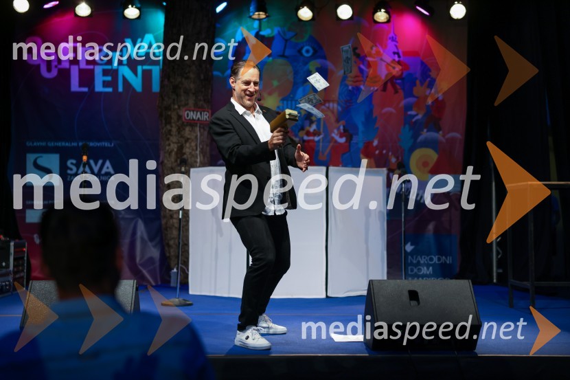  John Denhof, predsednik uprave NKBMAutsajderji, dobrodelni stand up roast