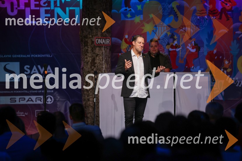  John Denhof, predsednik uprave NKBMAutsajderji, dobrodelni stand up roast