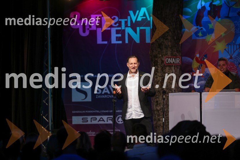  John Denhof, predsednik uprave NKBMAutsajderji, dobrodelni stand up roast