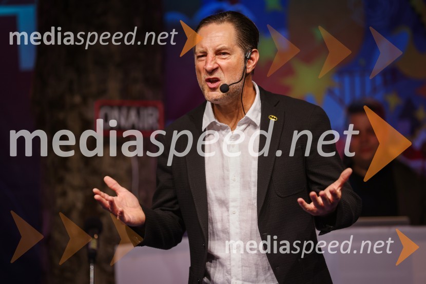  John Denhof, predsednik uprave NKBMAutsajderji, dobrodelni stand up roast