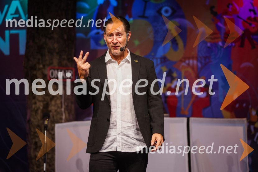  John Denhof, predsednik uprave NKBMAutsajderji, dobrodelni stand up roast