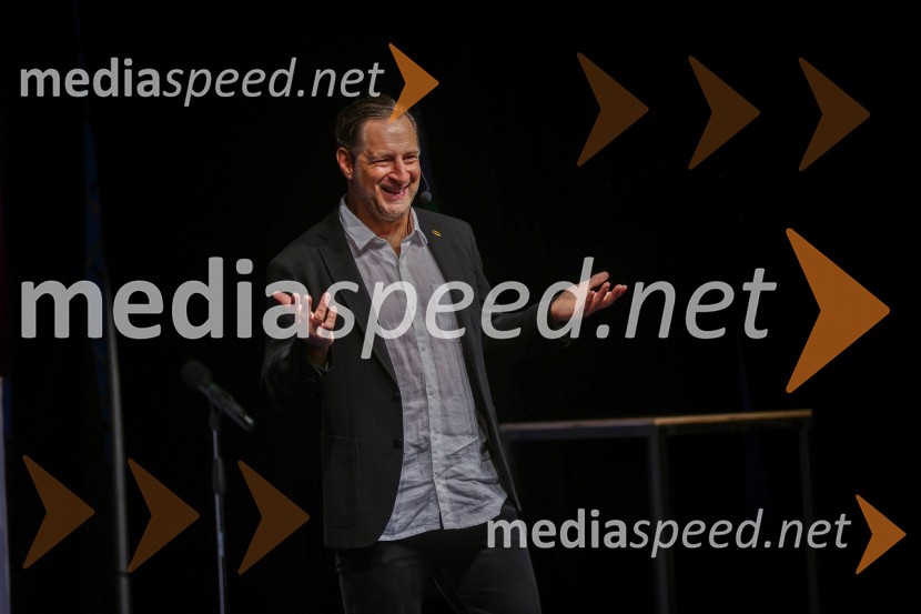  John Denhof, predsednik uprave NKBMAutsajderji, dobrodelni stand up roast