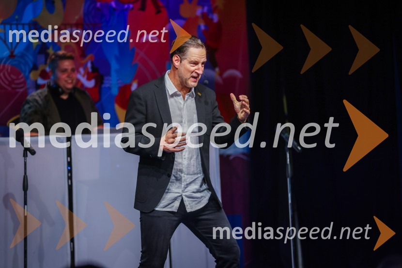  John Denhof, predsednik uprave NKBMAutsajderji, dobrodelni stand up roast