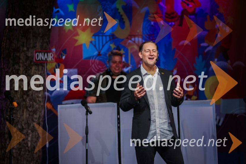  John Denhof, predsednik uprave NKBMAutsajderji, dobrodelni stand up roast