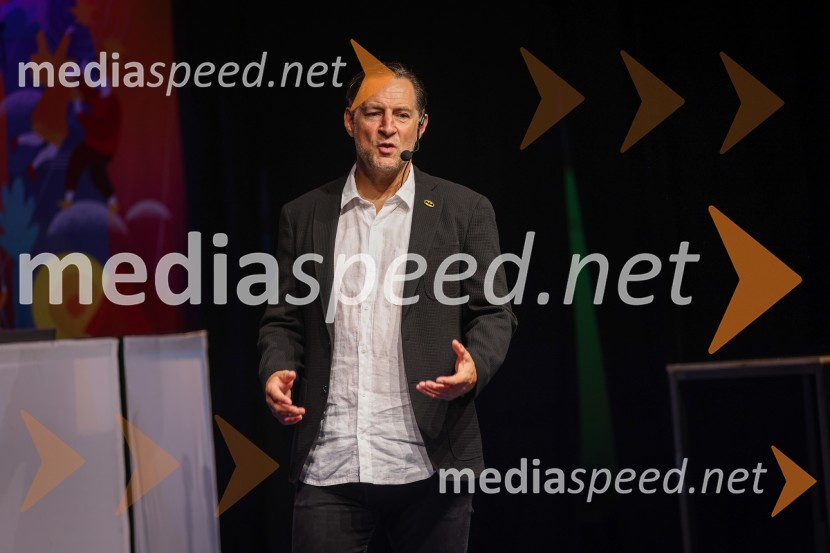  John Denhof, predsednik uprave NKBMAutsajderji, dobrodelni stand up roast