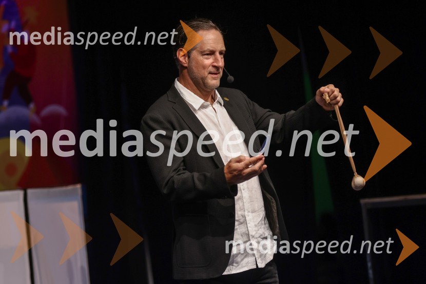  John Denhof, predsednik uprave NKBMAutsajderji, dobrodelni stand up roast