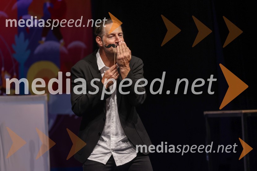  John Denhof, predsednik uprave NKBMAutsajderji, dobrodelni stand up roast