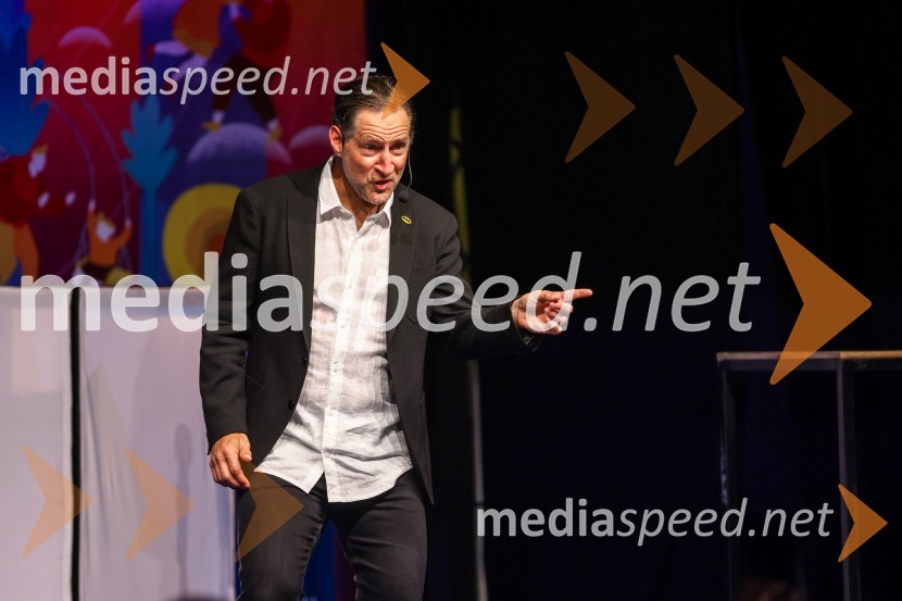  John Denhof, predsednik uprave NKBMAutsajderji, dobrodelni stand up roast