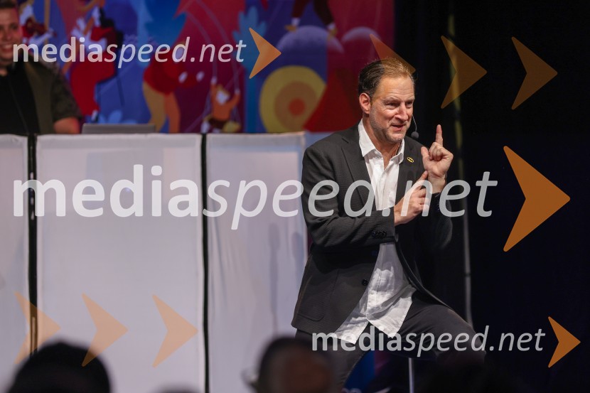  John Denhof, predsednik uprave NKBMAutsajderji, dobrodelni stand up roast