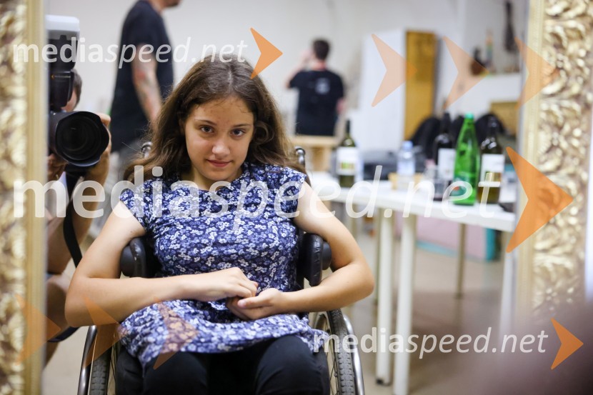  Tinka ŠkvorcAutsajderji, dobrodelni stand up roast