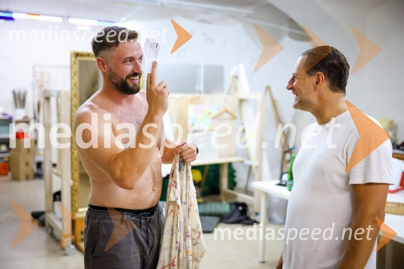  Filip Flisar, nekdanji smučar prostega sloga;  John Denhof, predsednik uprave NKBMAutsajderji, dobrodelni stand up roast