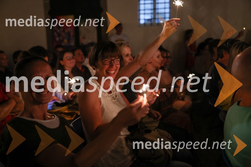  Petra Hercog, predstavnica za odnose z javnostmi, NKBMAutsajderji, dobrodelni stand up roast