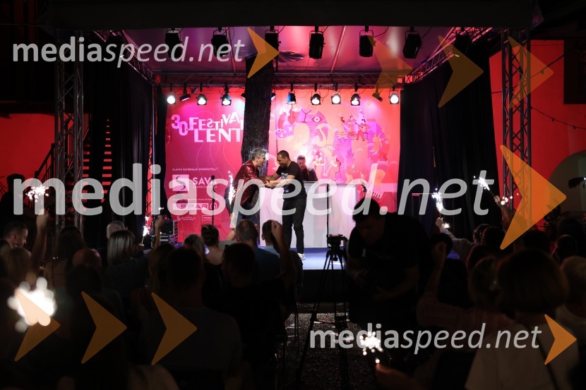  Bor Greiner, odgovorni urednik, Radio City;  Marcos  Tavares, nogometaš, NK MariborAutsajderji, dobrodelni stand up roast