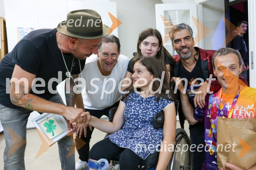  Boštjan Čukur, raper, 6 Pack Čukur;  John Denhof, predsednik uprave NKBM;  ... ;  Bor Greiner, odgovorni urednik, Radio City;  Tinka Škvorc;  Slavko Škvorc, producentAutsajderji, dobrodelni stand up roast