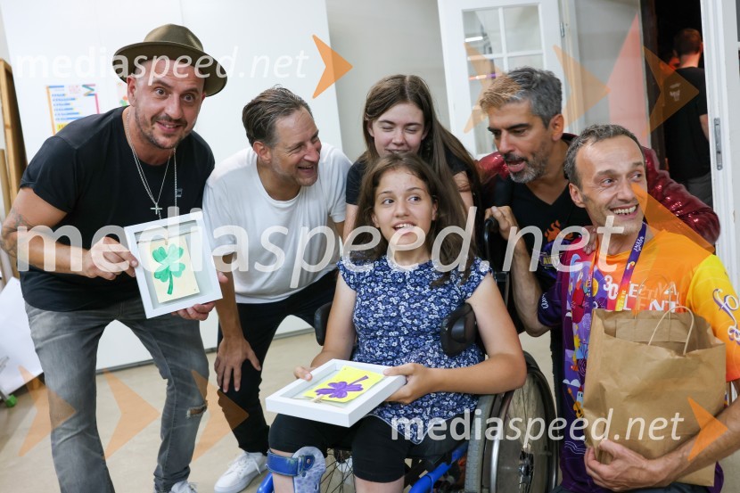  Boštjan Čukur, raper, 6 Pack Čukur;  John Denhof, predsednik uprave NKBM;  ... ;  Bor Greiner, odgovorni urednik, Radio City;  Tinka Škvorc;  Slavko Škvorc, producentAutsajderji, dobrodelni stand up roast