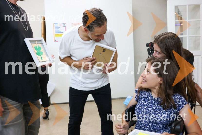  John Denhof, predsednik uprave NKBM;  Tinka Škvorc;  ... Autsajderji, dobrodelni stand up roast